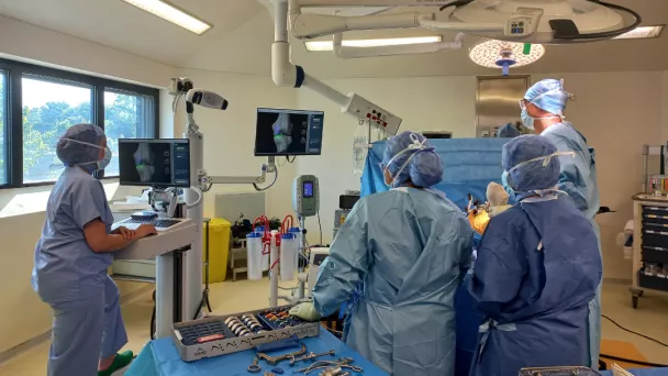 Première chirurgie robot assistée par Mako pour une prothèse totale de  hanche